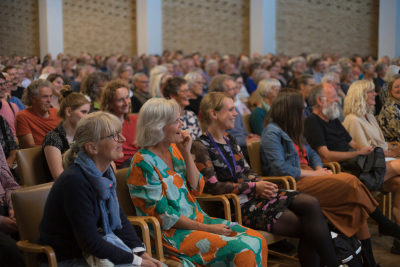 Publikum i Aulaen på Aarhus Universitet