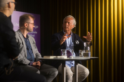 Svenske Klas Östergren i samtale med litteraturkritiker Klaus Rothstein og professor Lasse Horne Kjældgaard på Dokk1.