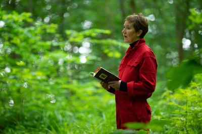 Louise Juhl Dalsgaard læser op i Marselisborgskoven til GenklanG - tanker og toner i Marselisborgskoven.