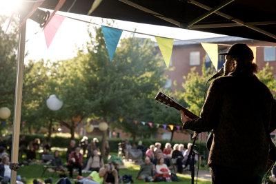 Midsommerfest i Frederiksbjerg Bypark, hvor Bastian da Cruz spiller.