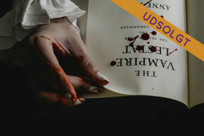 En blodig hånd bladrer i bogen The vampire Lestat