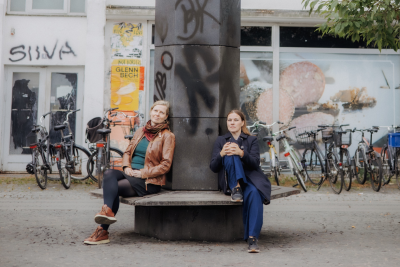 Astrid Nonbo Andersen og Martine Lind Krebs ved Grønlandsmonumentet