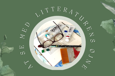 Åben bog med briller, maling og pensler liggende ovenpå