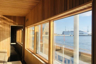 Vinterbadeklub Aarhus Øs sauna i Havnebadet har udsigt over Aarhus Havn.