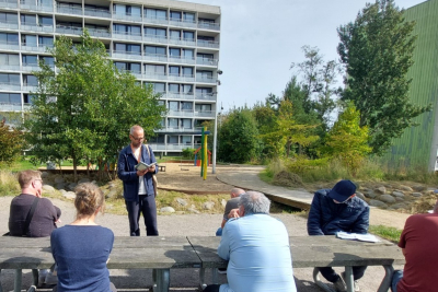 Højtlæsning i bibliotekshaven