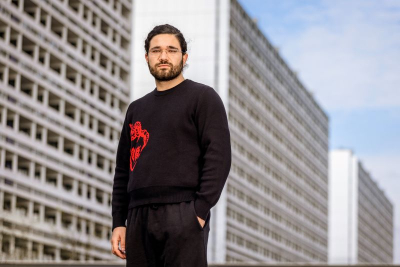 Portrætfoto af forfatter Deniz Kiy