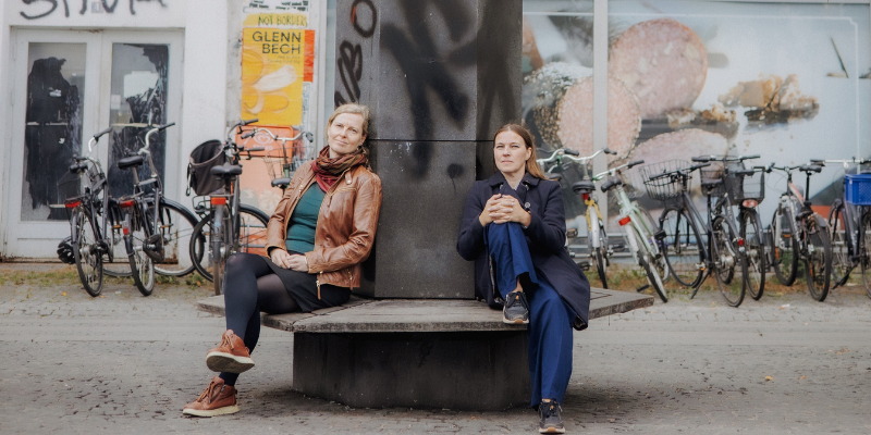 Astrid Nonbo Andersen og Martine Lind Krebs ved Grønlandsmonumentet