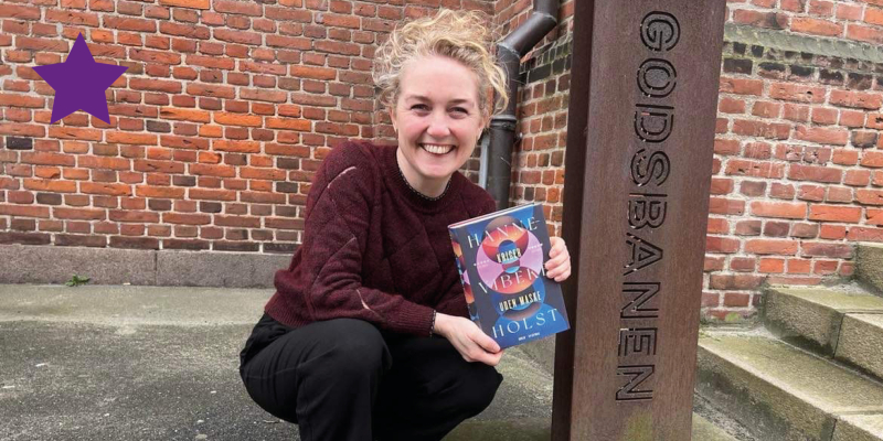 Marianne Grymer Bargeman med romanen Kriger uden maske