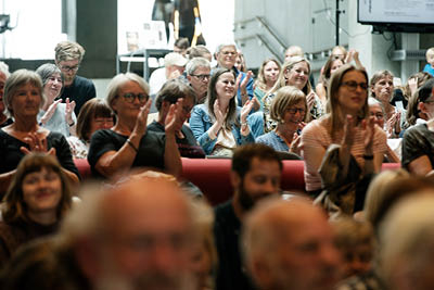 Billede af publikum, der klapper
