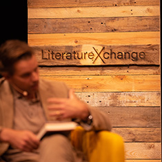 En forfatter på scenen til LiteratureXchange