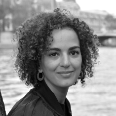 Forfatteren Leïla Slimani med en flod i baggrunden